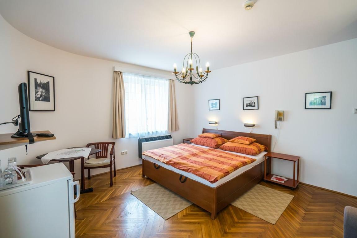 Hotel Szent Kristof Panzio Esztergom Exterior foto